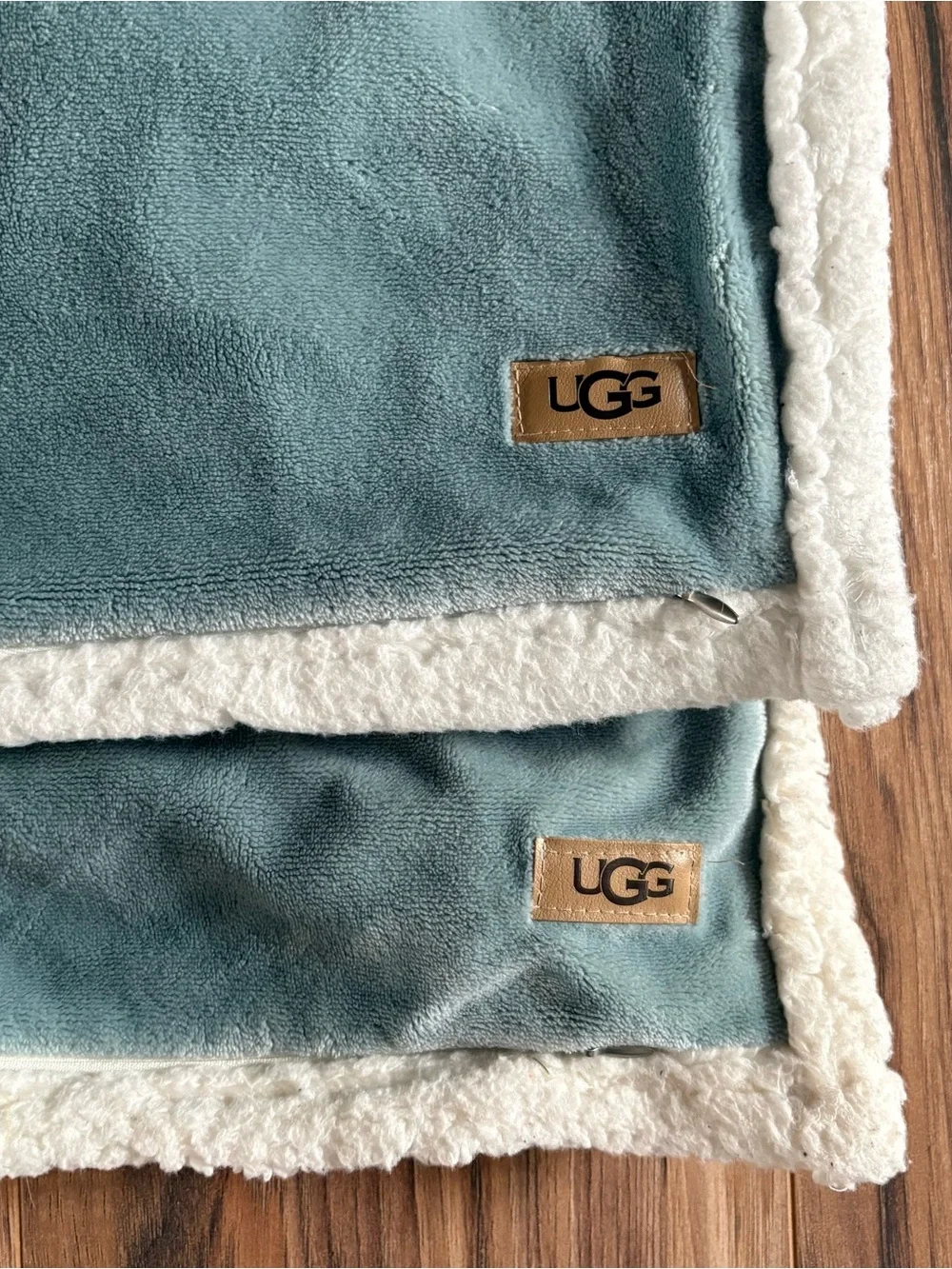 UGG 2 Standard Pillow Sham Covers Blue White Faux Fur Rectangle Solid Zippered